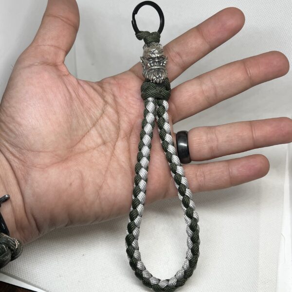 Paracord Keychain – Warcraft-Inspired Warrior Design