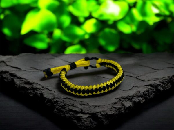 Simple Handmade Paracord Bracelet